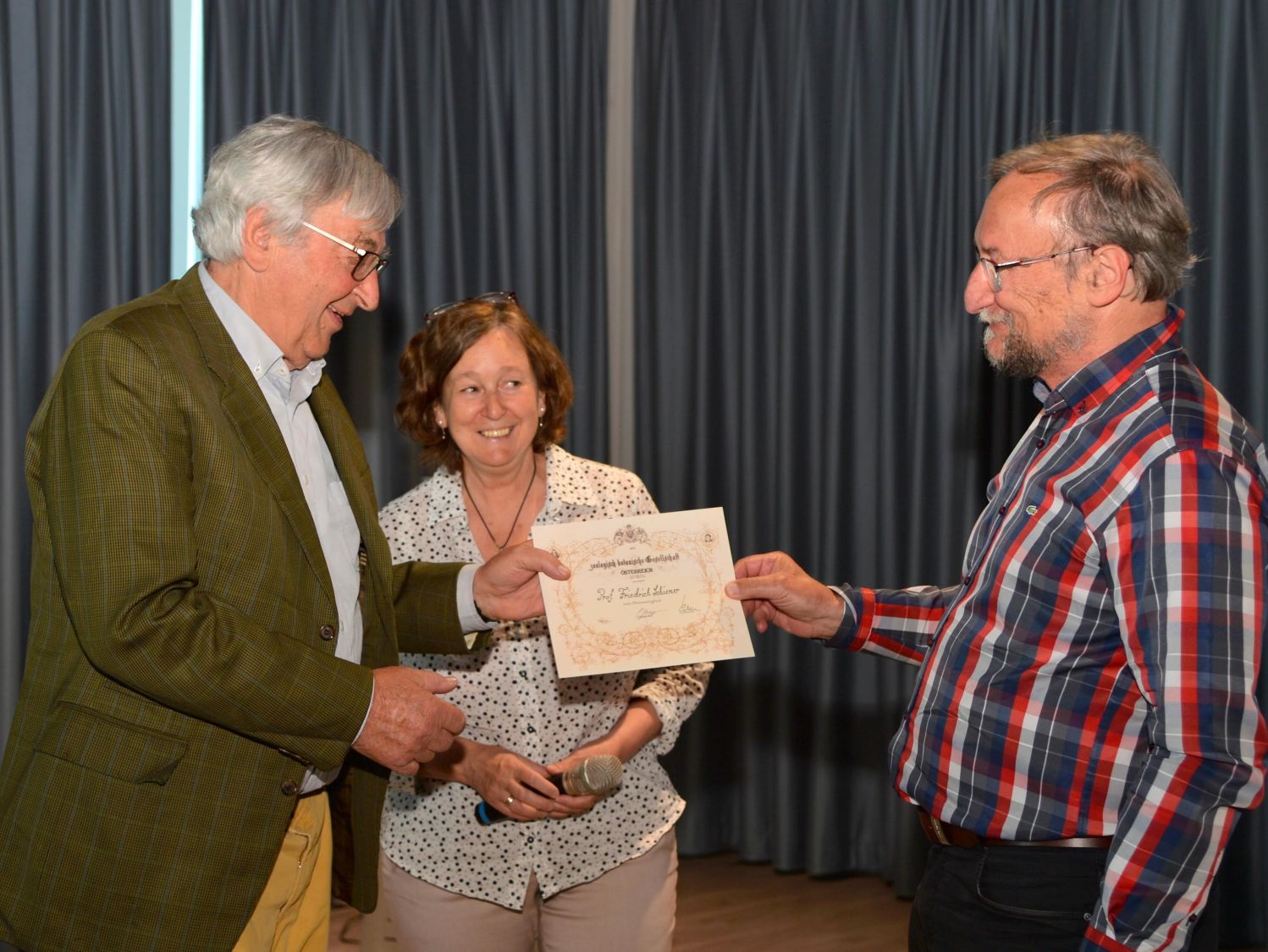 Im Rahmen der Veranstaltung wurde Univ. Prof. Fritz Schiemer die Urkunde zur Ehrenmitgliedschaft in der Zoologisch-Botanischen Gesellschaft übergeben (v.l.n.r.): F. Schiemer, Elisabeth Haring, G. Aubrecht